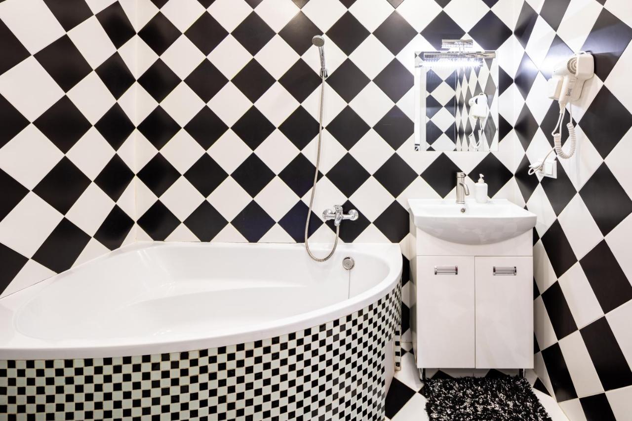 Bv Black And White Apartment *