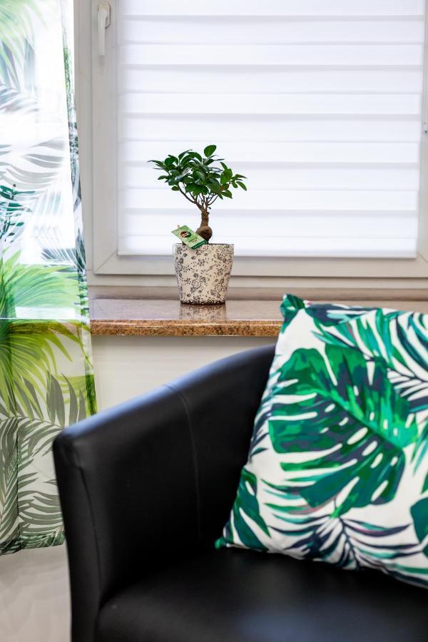 Bv Black And White Apartment *